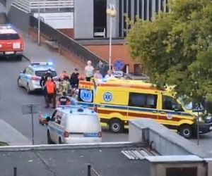 Mężczyzna chodził po dachu szpitala w Warszawie i spadł. Strażacy nie mogli rozłożyć skokochronu