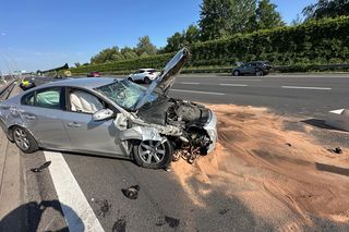 Zderzenie trzech aut, jedno dachowało