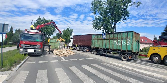 Łódź: Spore utrudnienia po wypadku na Okólnej. Z przewróconego TIRA wysypał się ładunek