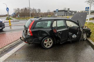 Ostrowiec Świętokrzyski. Dwa volvo roztrzaskane na skrzyżowaniu, są ranni