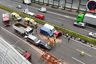 Karambol na S8 w Warszawie. Lądował śmigłowiec LPR. Zderzenie ośmiu pojazdów przed mostem
