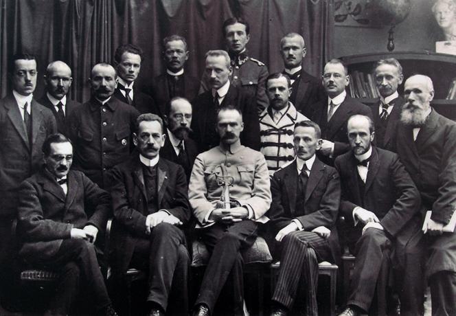 Rząd Jędrzeja Moraczewskiego (w pierwszym rzędzie, drugi z lewej), 29 grudnia 1918 r.
