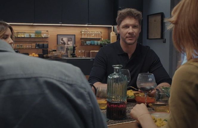 M jak miłość, odcinek 1874: Olek (Maurycy Popiel), Marcin (Mikołaj Roznerski), Kama (Michalina Sosna), Aneta (Ilona Janyst)