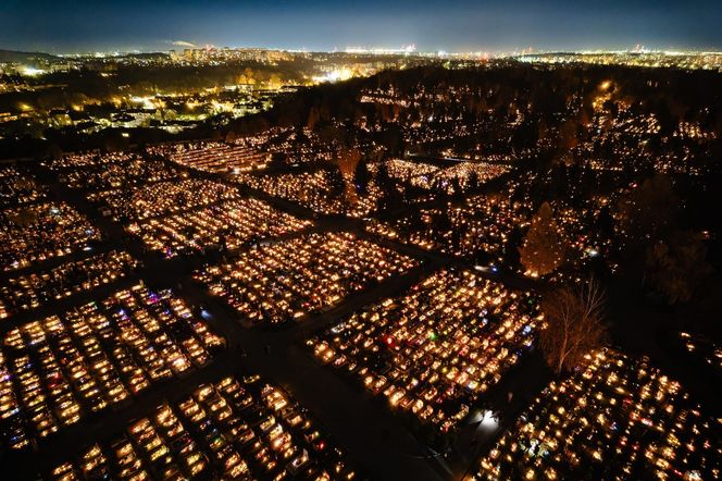 1 listopada na Cmentarzu Łostowickim w Gdańsku. Tak wygląda w dniu Wszystkich Świętych