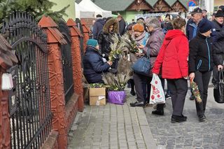 Targowiska przed Wielkanocą tętnią życiem. Co najchętniej kupują Polacy?