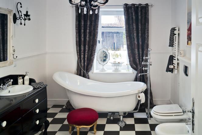 Czarno-biała łazienka w stylu glamour z okładziną ścienną