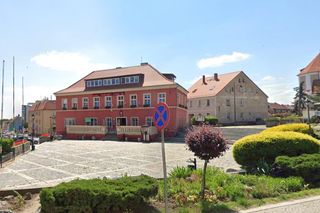 Burmistrz Sobótki chce sprzedać zabytkowy ratusz. Urząd przeniosą do hotelu pracowniczego?