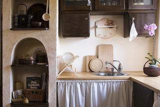 Otwarte półki kuchenne: wnęki w ścianie