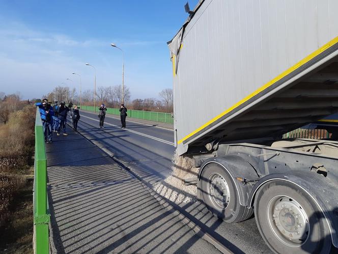 Stan zamkniętego mostu w Ostrowie był TRAGICZNY. Świadczą o tym zdjęcia