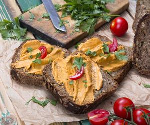 Został ci kurczak z rosołu? Przerób go na puszystą pastę do kanapek zero waste