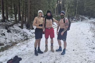 Za oknami zima, a oni w szortach weszli na Śnieżkę. Tak pomagają 2-letniemu Leosiowi
