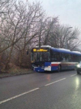 Wypadek z udziałem autobusu miejskiego w Bydgoszczy. Są poszkodowani i utrudnienia