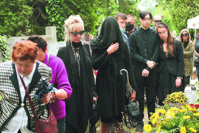 Matka Jarosław Zielińskiego, żona Małgorzata i córka Alicja stanęły tylko na chwilę razem przy grobie. Nie zamieniły ze sobą ani słowa