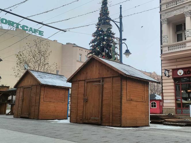 Rozpoczęły się przygotowania do jarmarku bożonarodzeniowego. Zobacz, kiedy oficjalnie się rozpocznie