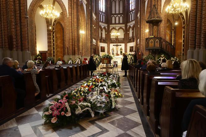 Pogrzeb wiceburmistrza Pragi-Północ. Wieńce zajęły miejsce przy ołtarzu i całą posadzkę za trumną