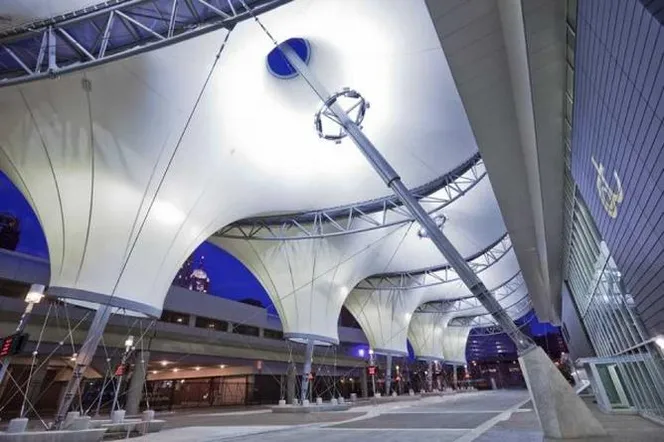 Nowoczesna architektura. Detroit. Przystanek autobusowy za 20 milionów dolarów