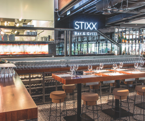 Restauracja Stixx Bar & Grill, hokery