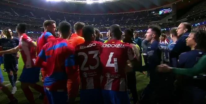 Zadyma podczas meczu Atletico - Manchester City