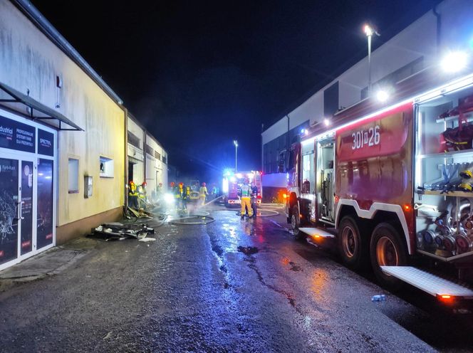 Pożar w Olsztynie. Akcja 40 strażaków w magazynie przy ul. Metalowej.