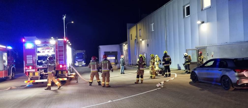 Duże straty po pożarze na fermach drobiu w Lasocicach koło Leszna. Zniszczonych kilkadziesiąt tysięcy jaj