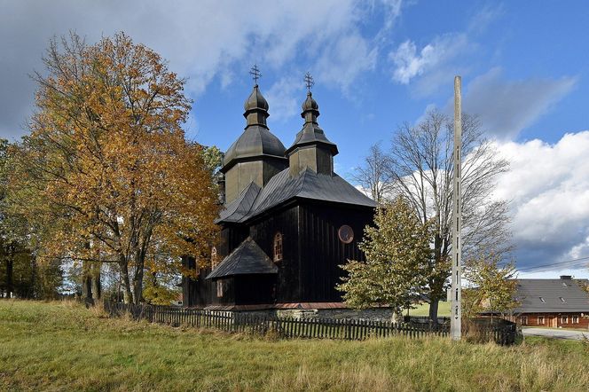 To dawna wieś królewska w Małopolsce. Jej znakiem rozpoznawczym są kamienne krzyże