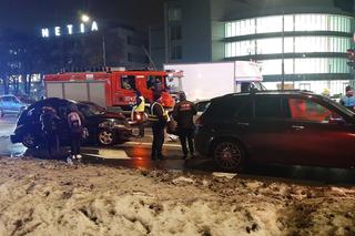 Karambol na Puławskiej. 6 aut rozbitych, dwie osoby ranne. Totalny paraliż