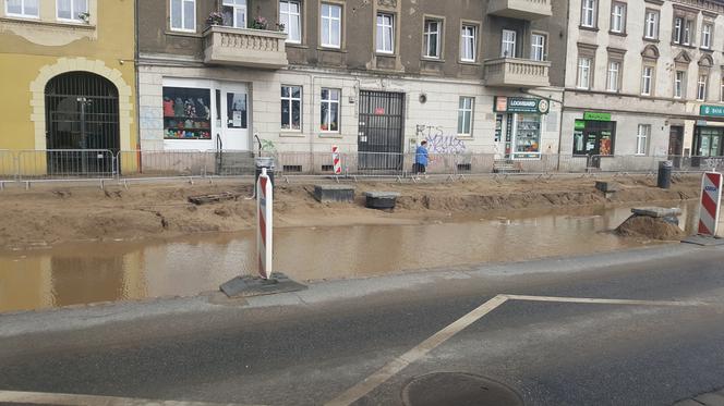 Zalana ulica Chełmińska w Grudziądzu po opadach deszczu