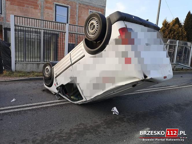 Wypadek na skrzyżowaniu w Brzesku! Droga całkowicie zablokowana!