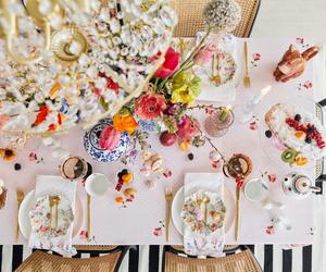 Wielkanocny stół pięknie nakryty - w stylu grandmillennial