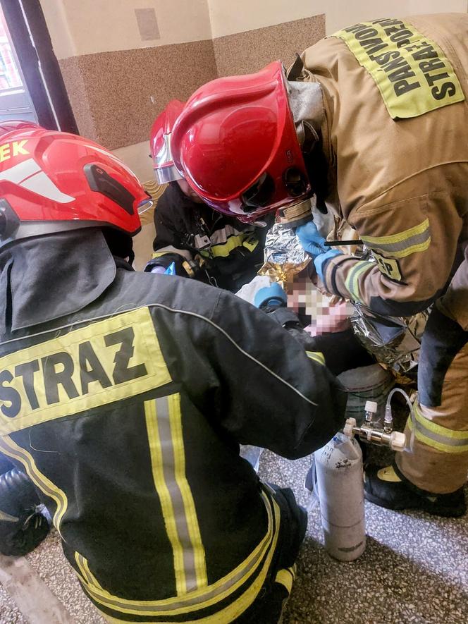 Pożar w wieżowcu na terenie Torunia. 7 zastępów straży w akcji