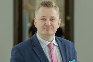 Jakub Stefaniak pochwalił się zdjęciem z czasów matury! W tle kultowe auto