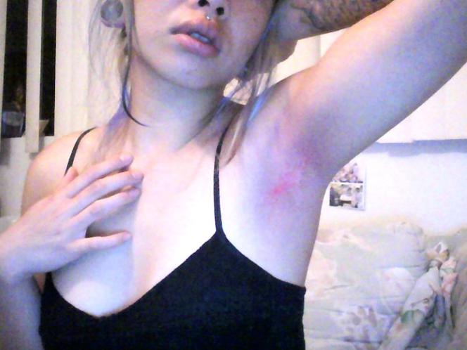 Kolorowe włosy pod pachami