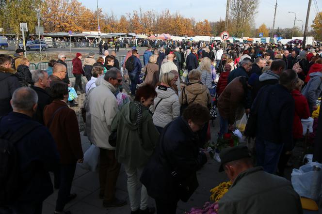 Tłumy korki na Cmentarzu Północnym