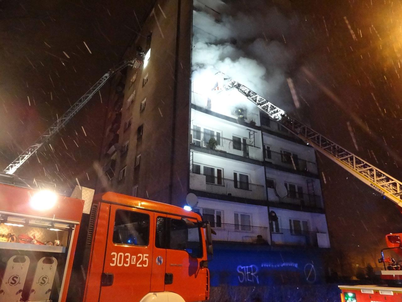 Kraków: Pożar w bloku przy ul. Czarnowiejskiej. Trzy osoby ranne, jedna w ciężkim stanie [GALERIA ZDJĘĆ, AUDIO]