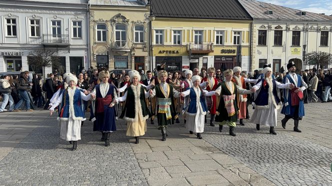 Maturzyści z Nowego Sącza zatańczyli poloneza na Rynku 