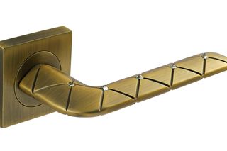 Okucia drzwiowe w obiektach komercyjnych