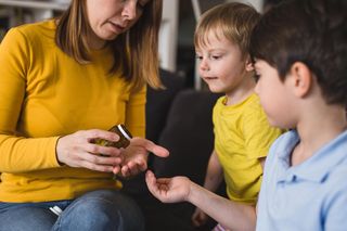 Też podajesz dziecku witaminę C na odporność? Lekarka jasno: „nie dajcie się nabierać influencerom”