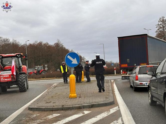 Rolnicy z woj. lubelskiego blokują drogi w regionie. Na protestującymi czuwa policja 