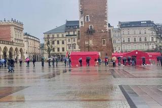 Ruszyła akcja Zaszczep się w majówkę. Ogromne kolejki do punktów [ZDJĘCIA]