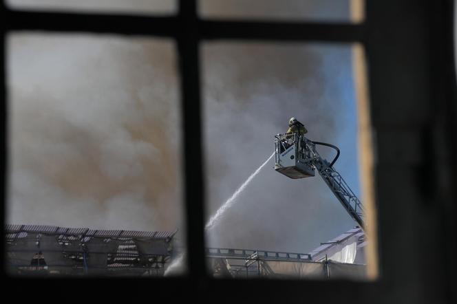 "Nasze Notre Dame" w ogniu! Runęła wieża! "400 lat dziedzictwa w płomieniach" 