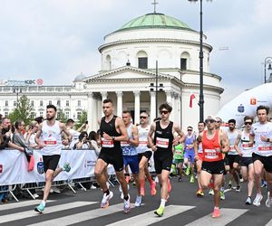 Bieg Konstytucji 3 Maja ruszył przez Warszawę. Zobacz zdjęcia uczestników