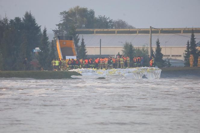 Powódź w Nysie. Wał przy Wyspiańskiego uszczelniony