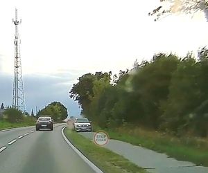 Kierowca bmw pędził ścieżką rowerową pod Bydgoszczą. Policjanci mówią, że uciekał