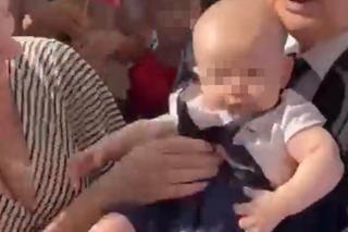 Jarosław Kaczyński z dzidziusiem na rękach ależ on go tuli 