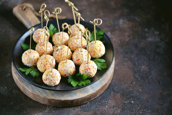 Kulki z paluszków krabowych surimi: łatwy przepis na pyszną i tanią zakąskę