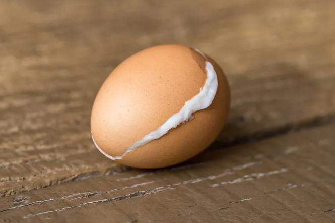 Jak uniknąć pękniętego jajka podczas gotowania