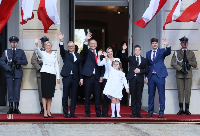 Przejście do Pałacu Prezydenckiego. Pierwsza dama się przebrała 