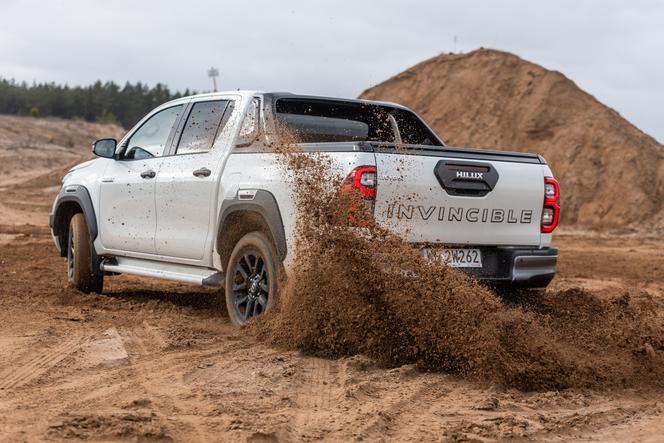 Ciężka praca to jej żywioł. Tak radzi sobie Toyota Hilux w terenie i na asfalcie - TEST WIDEO