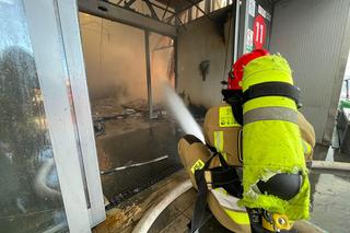 Akcja gaśnicza pożaru hali przy Marywilskiej 44 w Warszawie