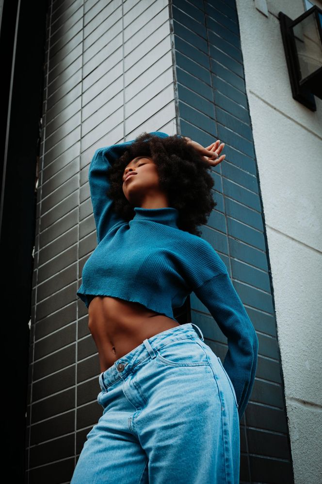 Kultowy model spodni z lat 80. wraca do łask. Będzie hitem jesiennych stylizacji 